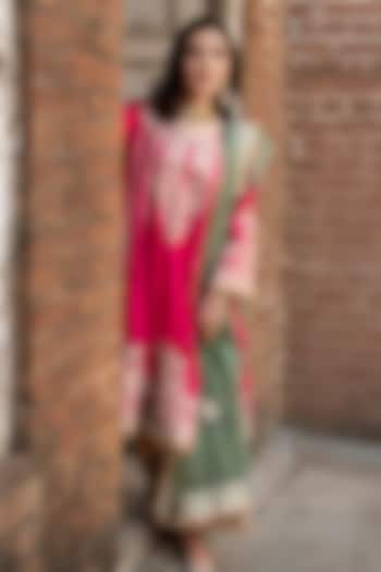 Pink Silk & Organza Kashmiri Aari Work Kurta Set by Dareaab by Sonia k Mahajan at Pernia's Pop Up Shop