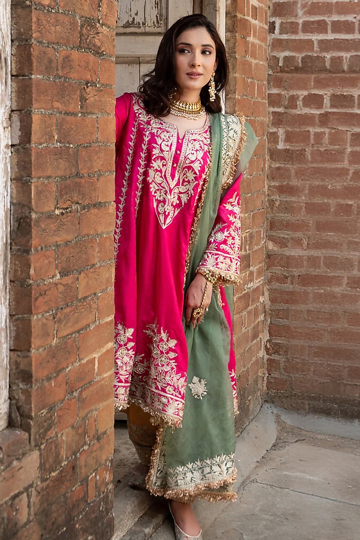 Pink Silk & Organza Kashmiri Aari Work Kurta Set by Dareaab by Sonia k Mahajan at Pernia's Pop Up Shop