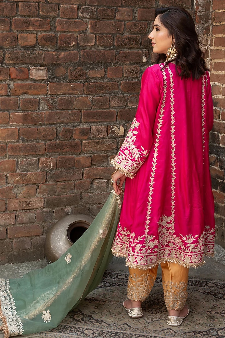 Pink Silk & Organza Kashmiri Aari Work Kurta Set by Dareaab by Sonia k Mahajan at Pernia's Pop Up Shop