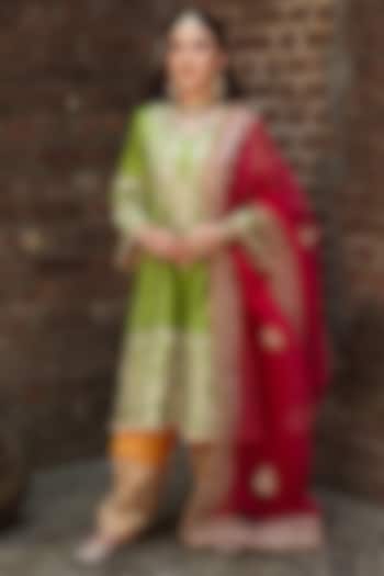 Green Silk & Organza Kashmiri Aari Work Kurta Set by Dareaab by Sonia k Mahajan at Pernia's Pop Up Shop