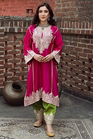 Pink Silk Kashmiri Embroidered Kurta Set by Dareaab by Sonia k Mahajan