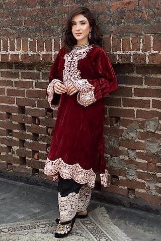 Burgundy Silk Kashmiri Embroidered Kurta Set by Dareaab by Sonia k Mahajan