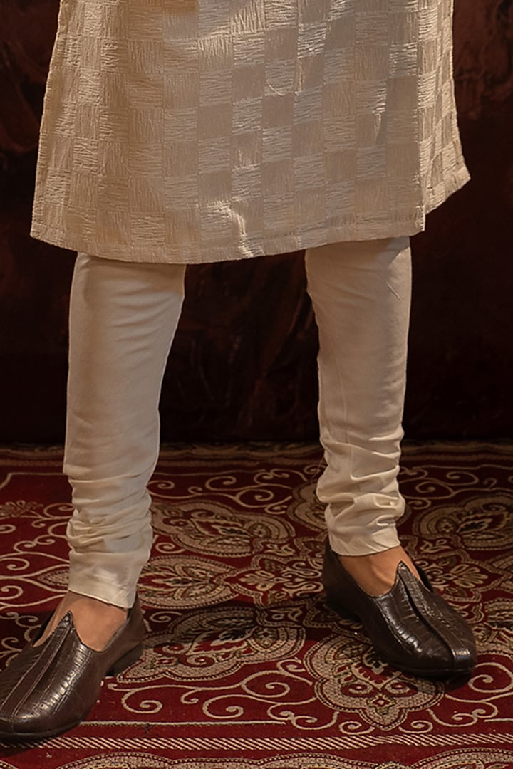Off-White Silk Blend Abstract Embroidered Kurta Set by Darshika at Pernia's Pop Up Shop