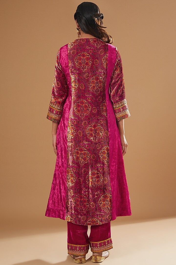 Rani Velvet Embroidered Kurta Set by Debyani at Pernia's Pop Up Shop
