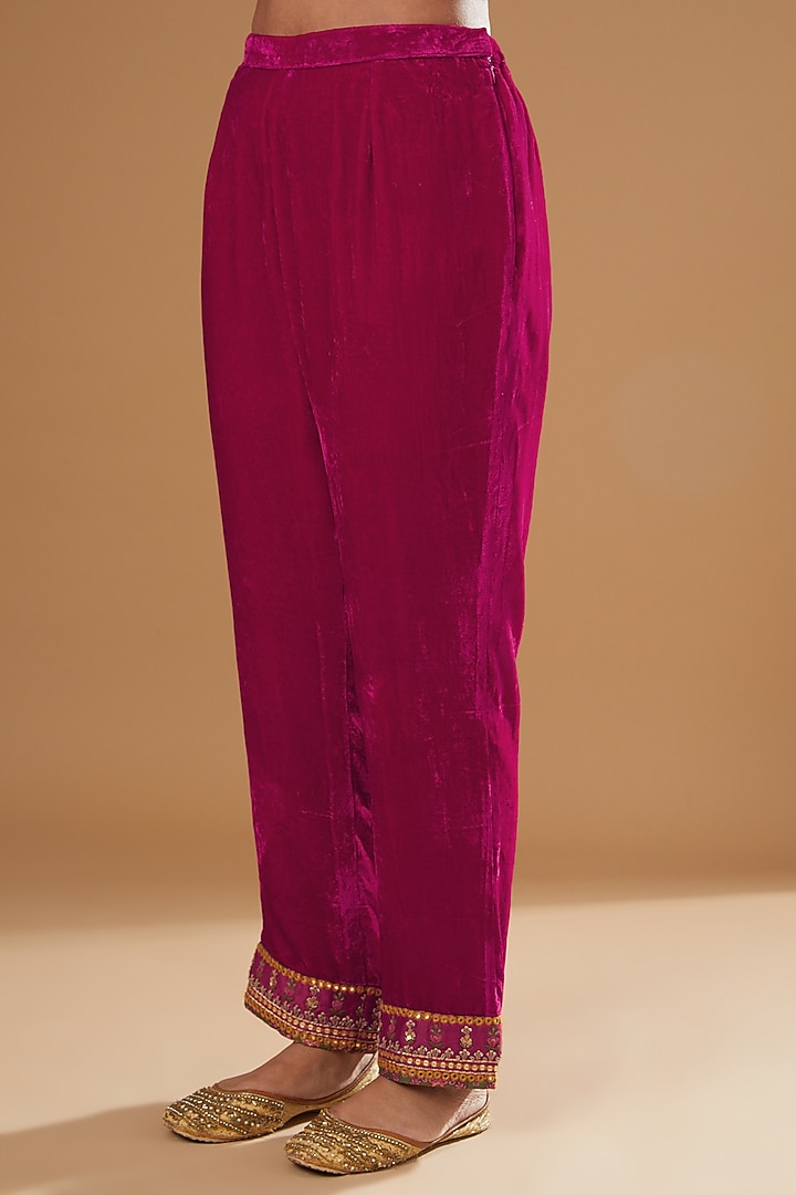 Rani Velvet Embroidered Kurta Set by Debyani at Pernia's Pop Up Shop