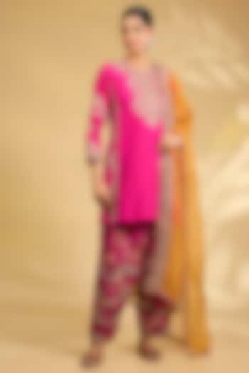 Pink Silk Hand Embroidered Kurta Set by Debyani at Pernia's Pop Up Shop