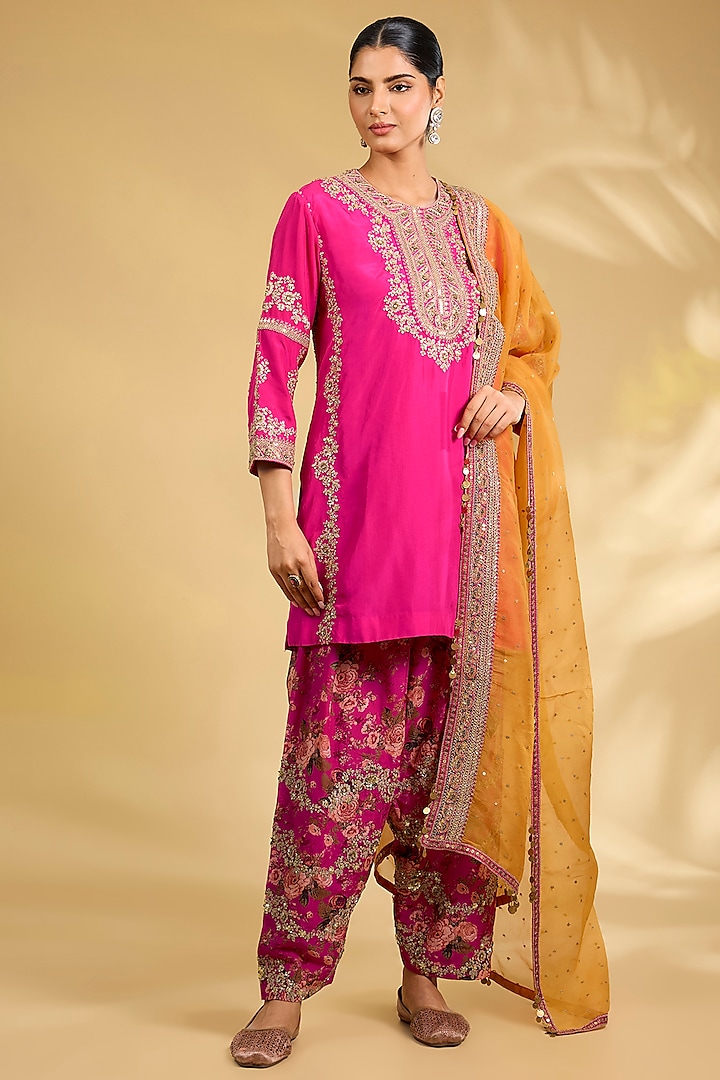 Pink Silk Hand Embroidered Kurta Set by Debyani at Pernia's Pop Up Shop