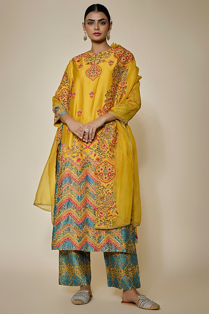 Mustard Chanderi Silk Zig-Zag Leheriya Embroidered Kurta Set by Debyani at Pernia's Pop Up Shop