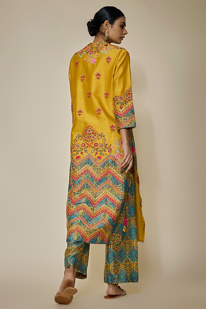 Mustard Chanderi Silk Zig-Zag Leheriya Embroidered Kurta Set by Debyani at Pernia's Pop Up Shop
