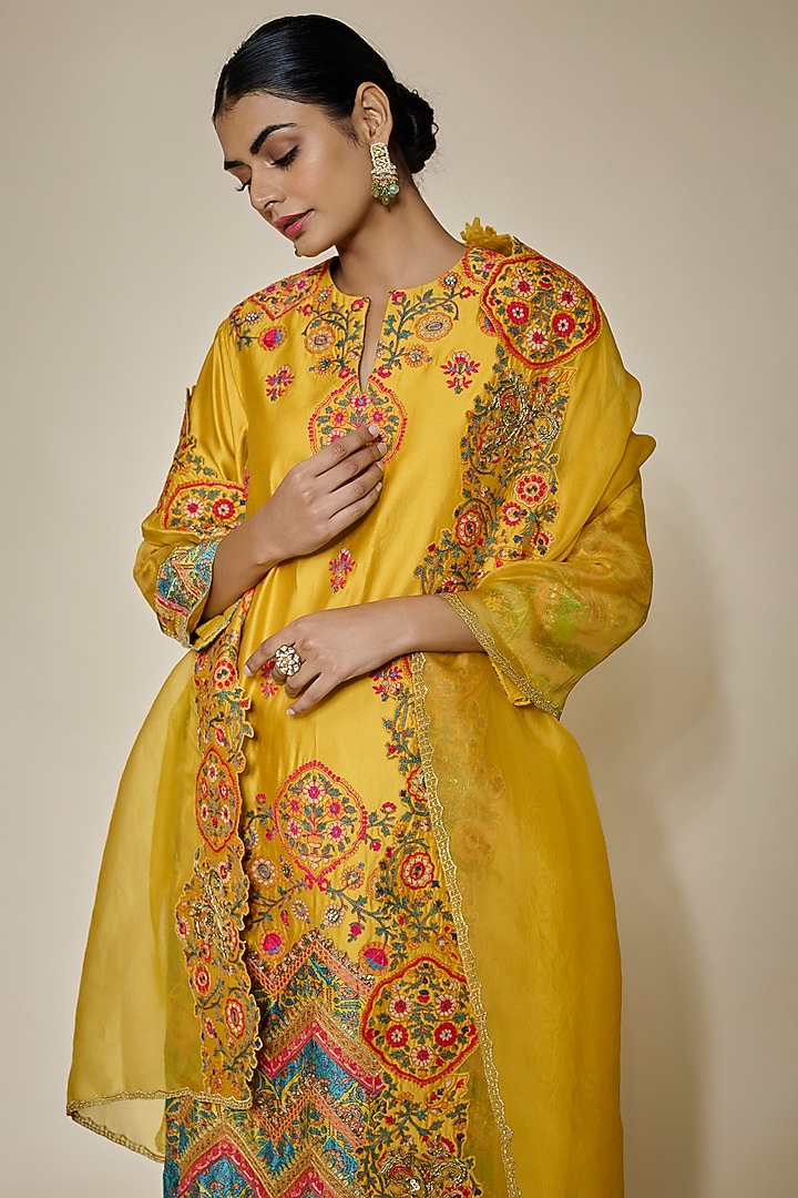 Mustard Chanderi Silk Zig-Zag Leheriya Embroidered Kurta Set by Debyani at Pernia's Pop Up Shop