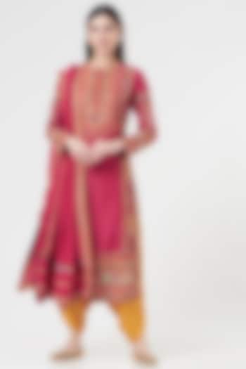 Magenta Habutai Silk Kurta Set by Debyani at Pernia's Pop Up Shop
