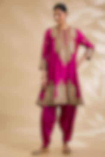 Magenta Silk Hand & Machine Embroidered Kurta Set by Debyani at Pernia's Pop Up Shop