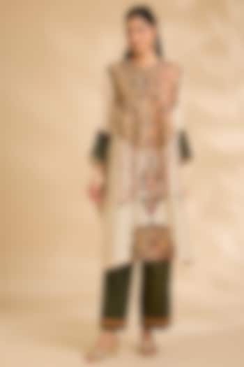 Ivory Chanderi & Cotton Hand Embroidered Kurta Set by Debyani at Pernia's Pop Up Shop