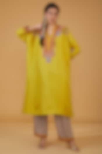 Mustard Chanderi Silk Embroidered Kurta Set by Debyani at Pernia's Pop Up Shop
