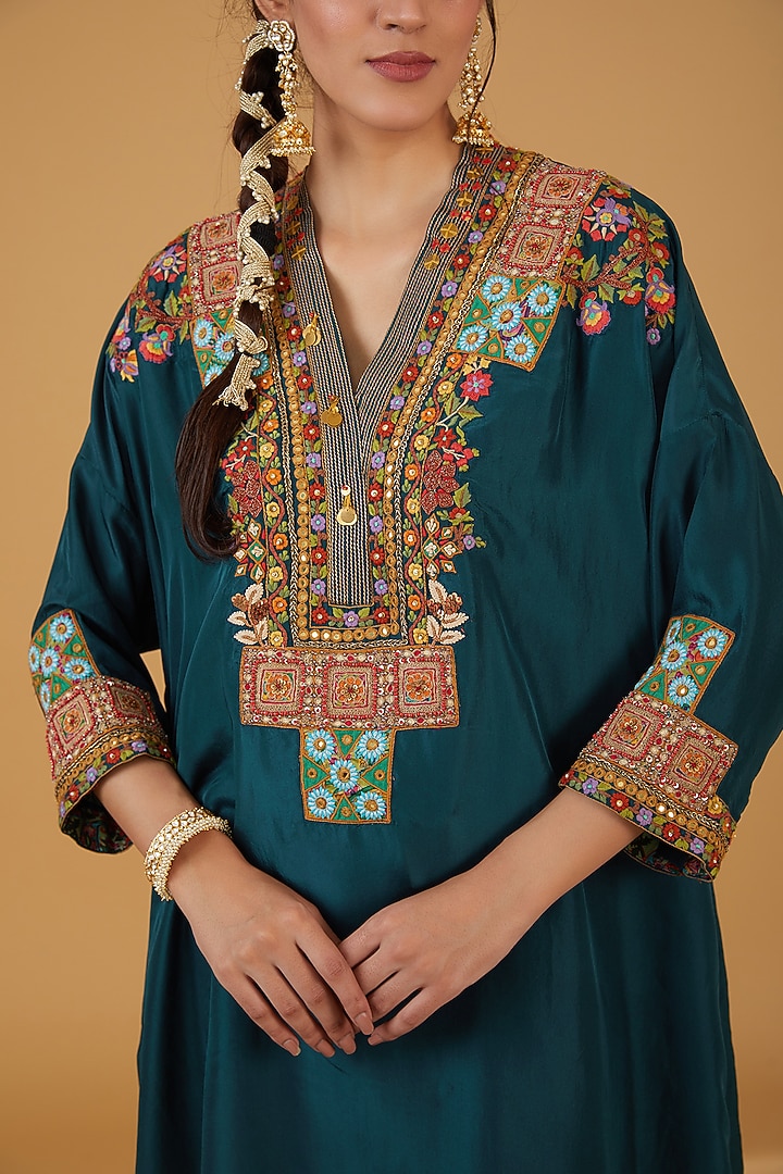 Navy Blue Chanderi Silk Embroidered Kurta Set by Debyani at Pernia's Pop Up Shop