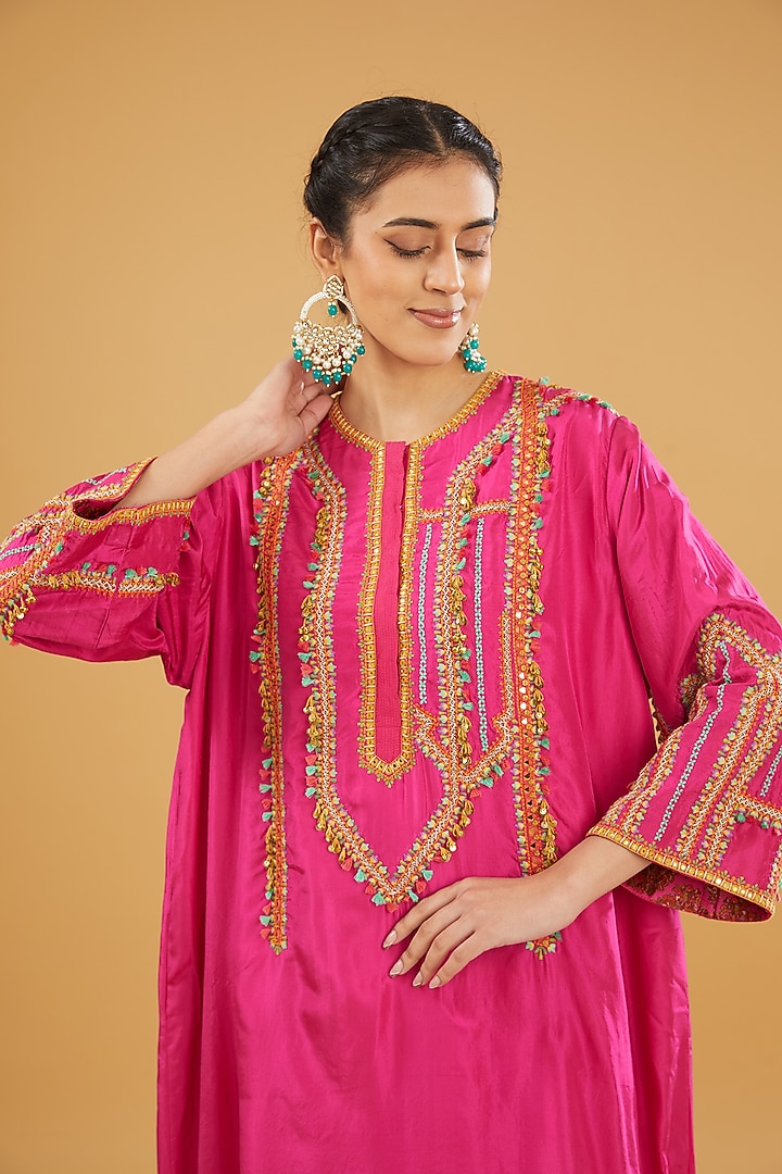 Magenta Silk Embroidered Kurta Set by Debyani at Pernia's Pop Up Shop