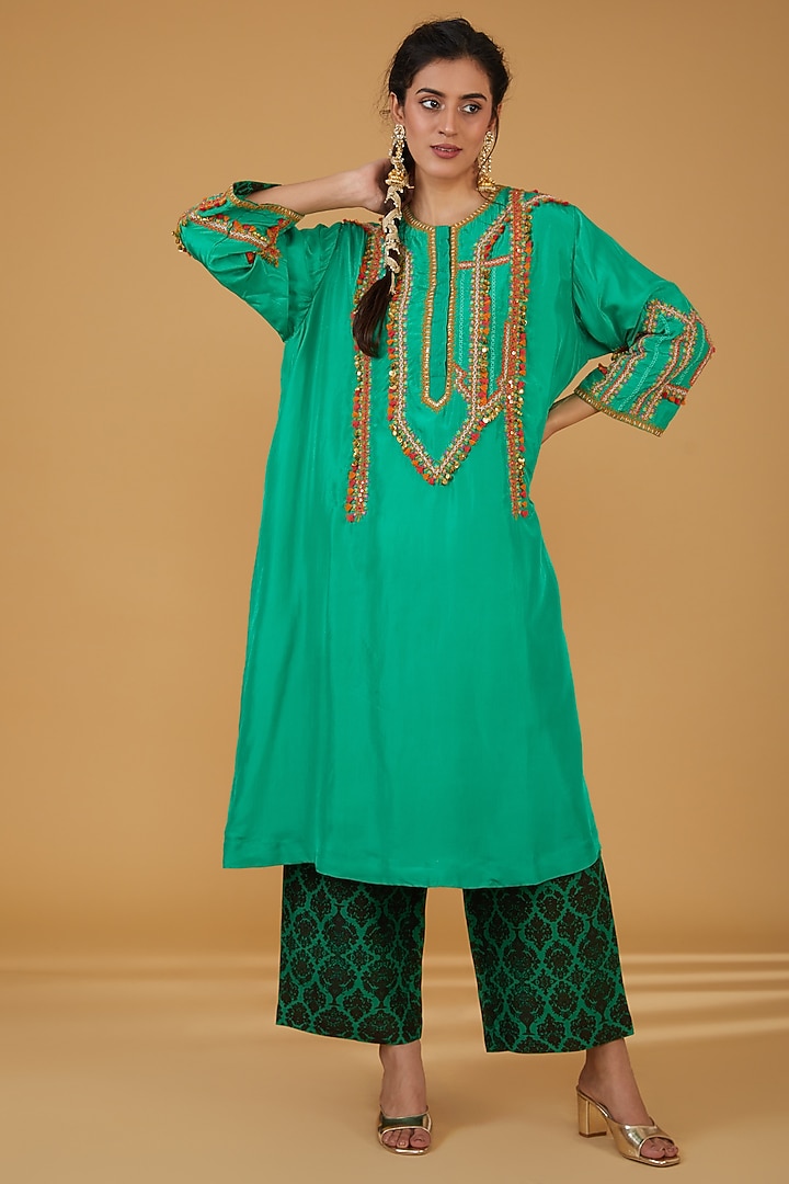 Emerald Green Chanderi Silk Embroidered Kurta Set by Debyani at Pernia's Pop Up Shop