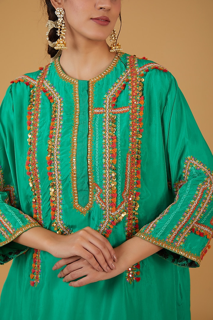 Emerald Green Chanderi Silk Embroidered Kurta Set by Debyani at Pernia's Pop Up Shop