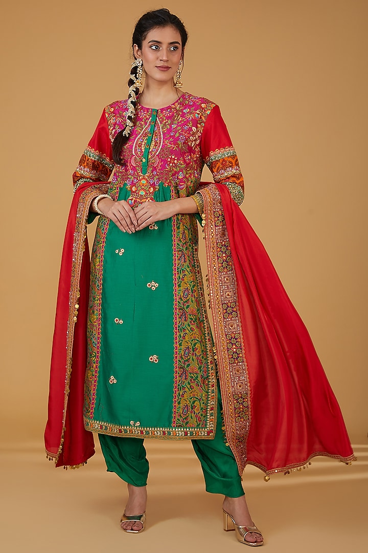 Emerald Green Chanderi Silk Hand Embroidered Kurta Set by Debyani at Pernia's Pop Up Shop