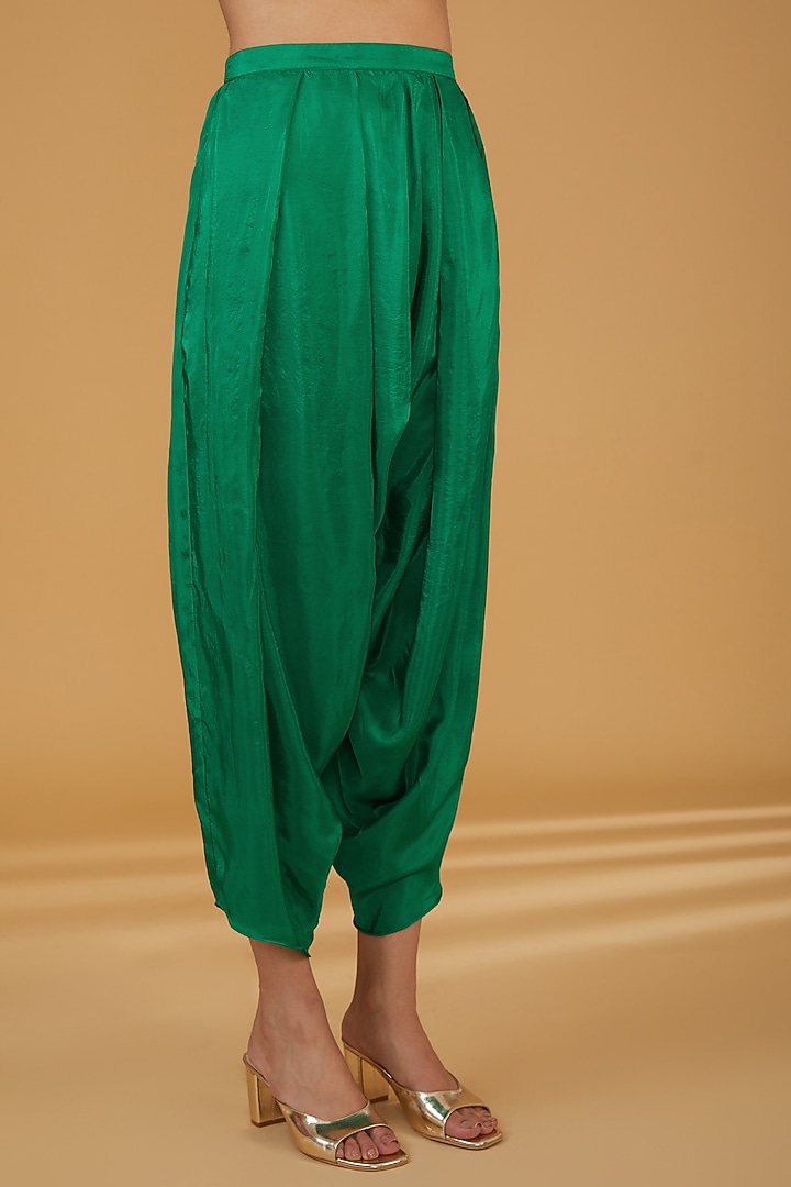 Emerald Green Chanderi Silk Hand Embroidered Kurta Set by Debyani at Pernia's Pop Up Shop
