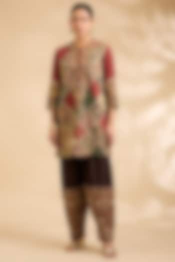 Brick Red Chanderi & Cotton Printed Short Kurta Set by Debyani at Pernia's Pop Up Shop