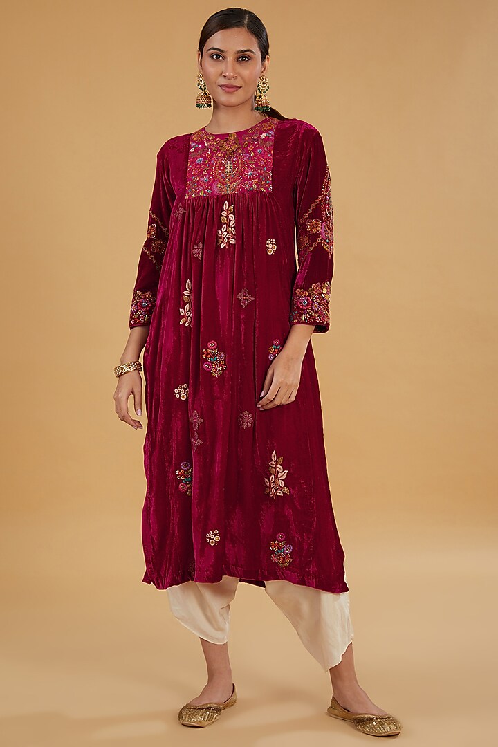 Magenta Velvet Kurta Set by Debyani at Pernia's Pop Up Shop