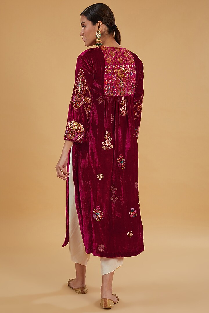 Magenta Velvet Kurta Set by Debyani at Pernia's Pop Up Shop