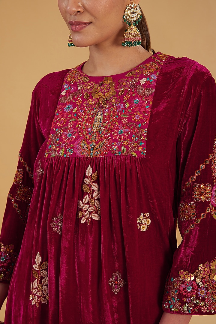 Magenta Velvet Kurta Set by Debyani at Pernia's Pop Up Shop