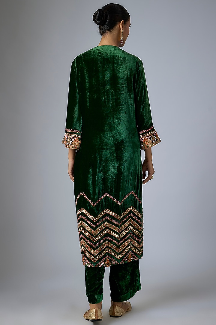 Emerald Green Silk Velvet Hand & Machine Embroidered Kurta Set by Debyani at Pernia's Pop Up Shop