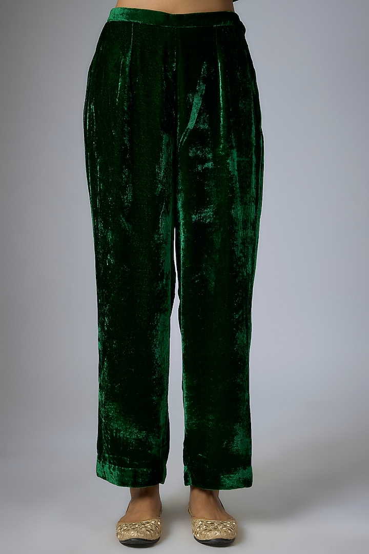 Emerald Green Silk Velvet Hand & Machine Embroidered Kurta Set by Debyani at Pernia's Pop Up Shop
