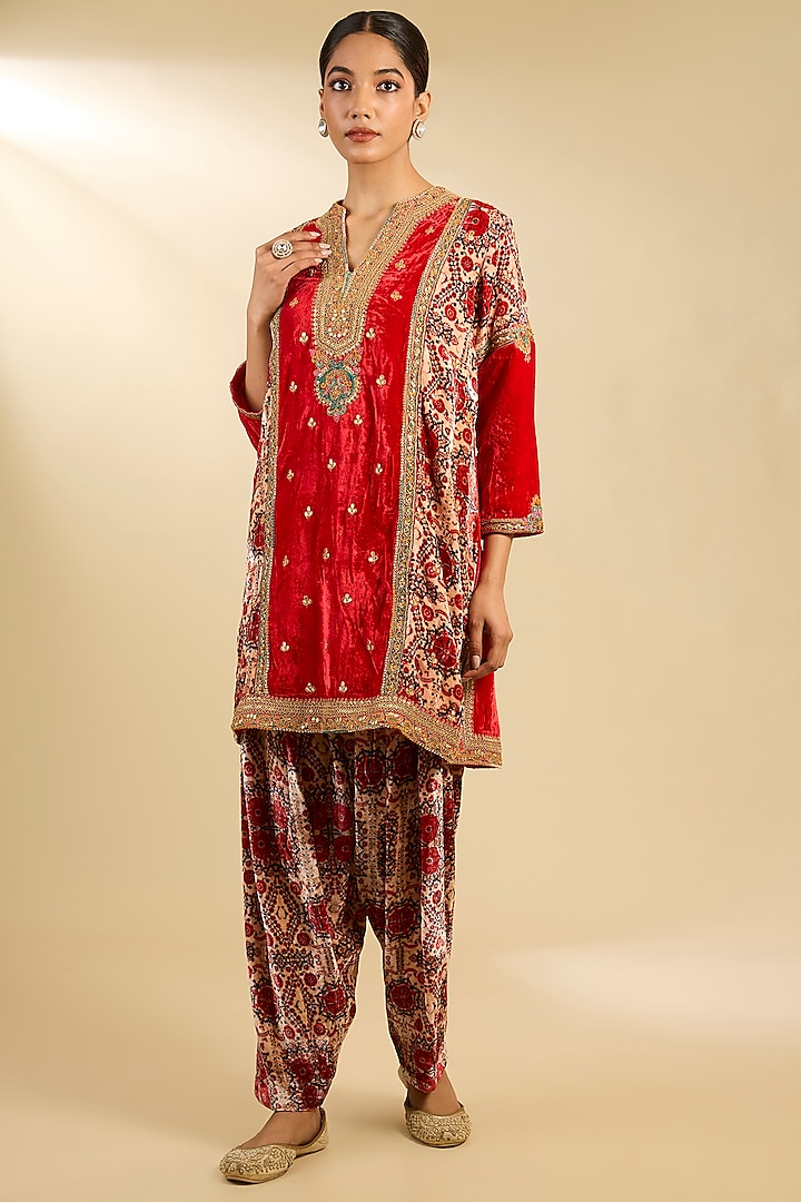 Red Silk Velvet Hand & Machine Embroidered Kurta Set by Debyani at Pernia's Pop Up Shop