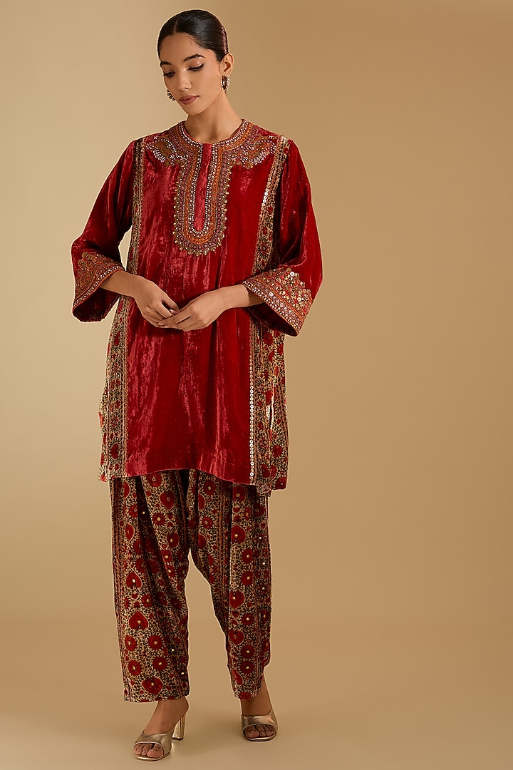 Carrot Red Silk Hand & Machine Embroidered Kurta Set by Debyani at Pernia's Pop Up Shop