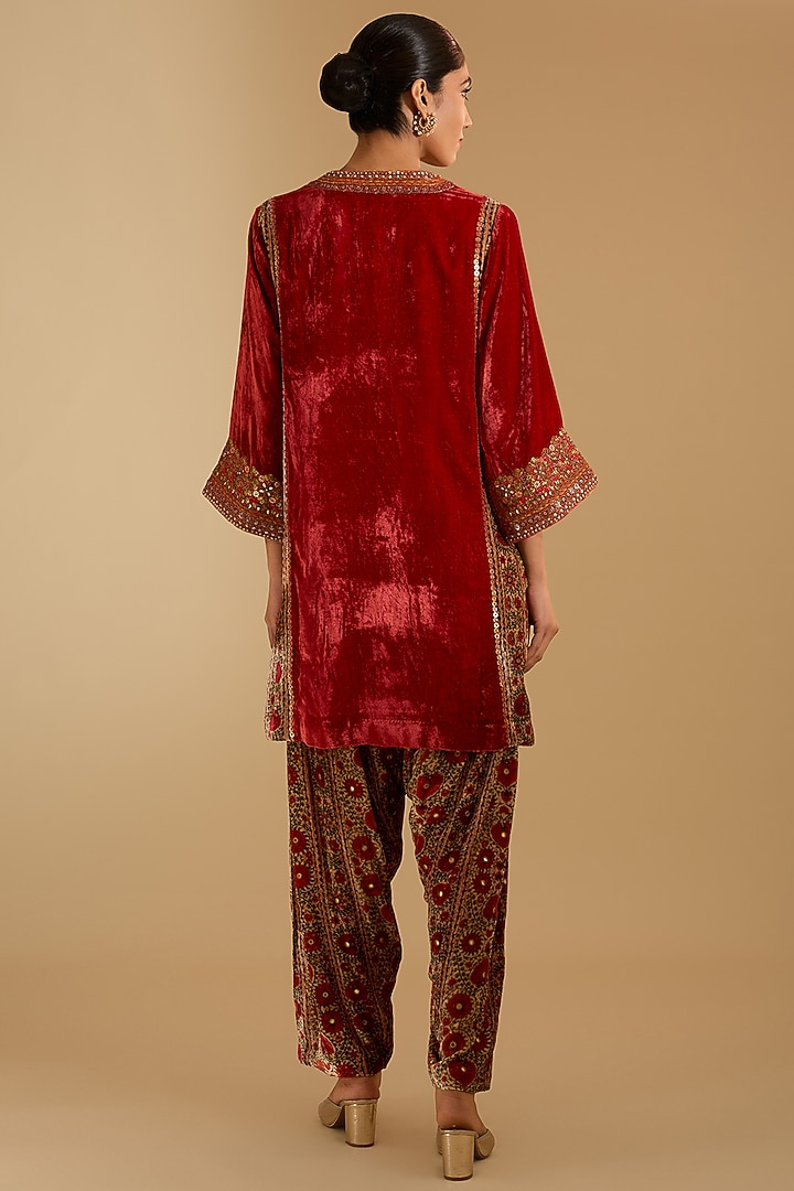 Carrot Red Silk Hand & Machine Embroidered Kurta Set by Debyani at Pernia's Pop Up Shop