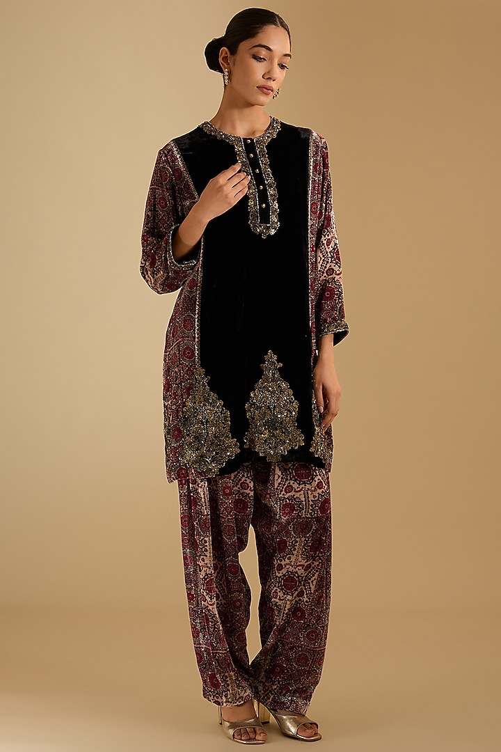 Black Silk Hand & Machine Embroidered Kurta Set by Debyani at Pernia's Pop Up Shop