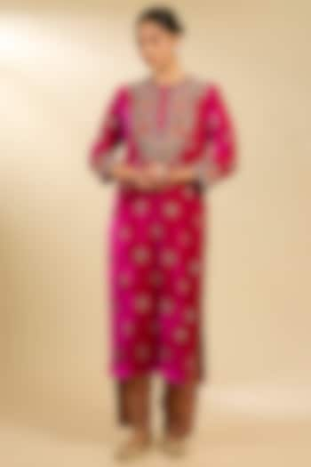 Rani Pink Silk Velvet Hand & Machine Embroidered Kurta Set by Debyani at Pernia's Pop Up Shop