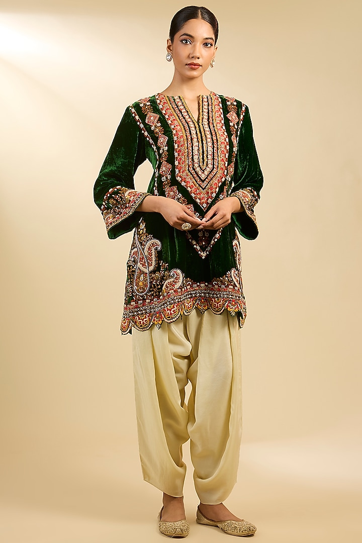 Emerald Green Silk Velvet Hand & Machine Embroidered Kurta Set by Debyani at Pernia's Pop Up Shop