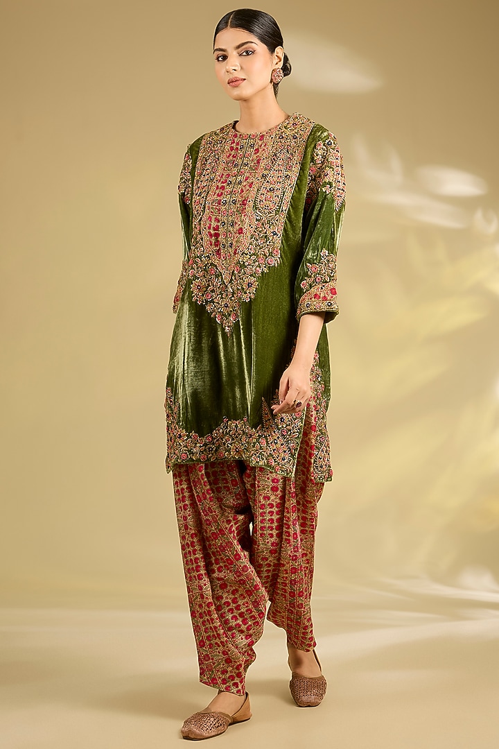 Green Velvet Hand & Machine Embroidered Kurta Set by Debyani at Pernia's Pop Up Shop