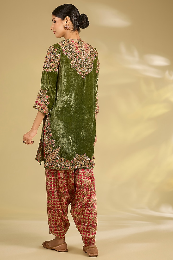 Green Velvet Hand & Machine Embroidered Kurta Set by Debyani at Pernia's Pop Up Shop