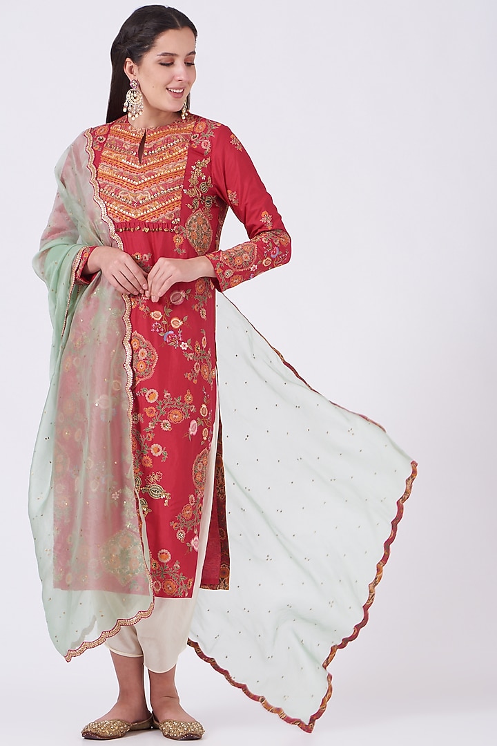 Magenta Embroidered Kurta Set by Debyani at Pernia's Pop Up Shop