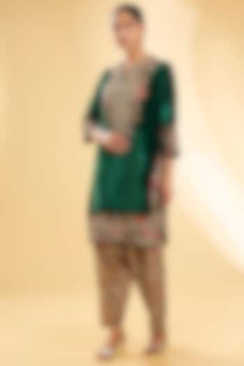 Emerald Green Velvet Hand & Machine Embroidered Kurta Set by Debyani at Pernia's Pop Up Shop