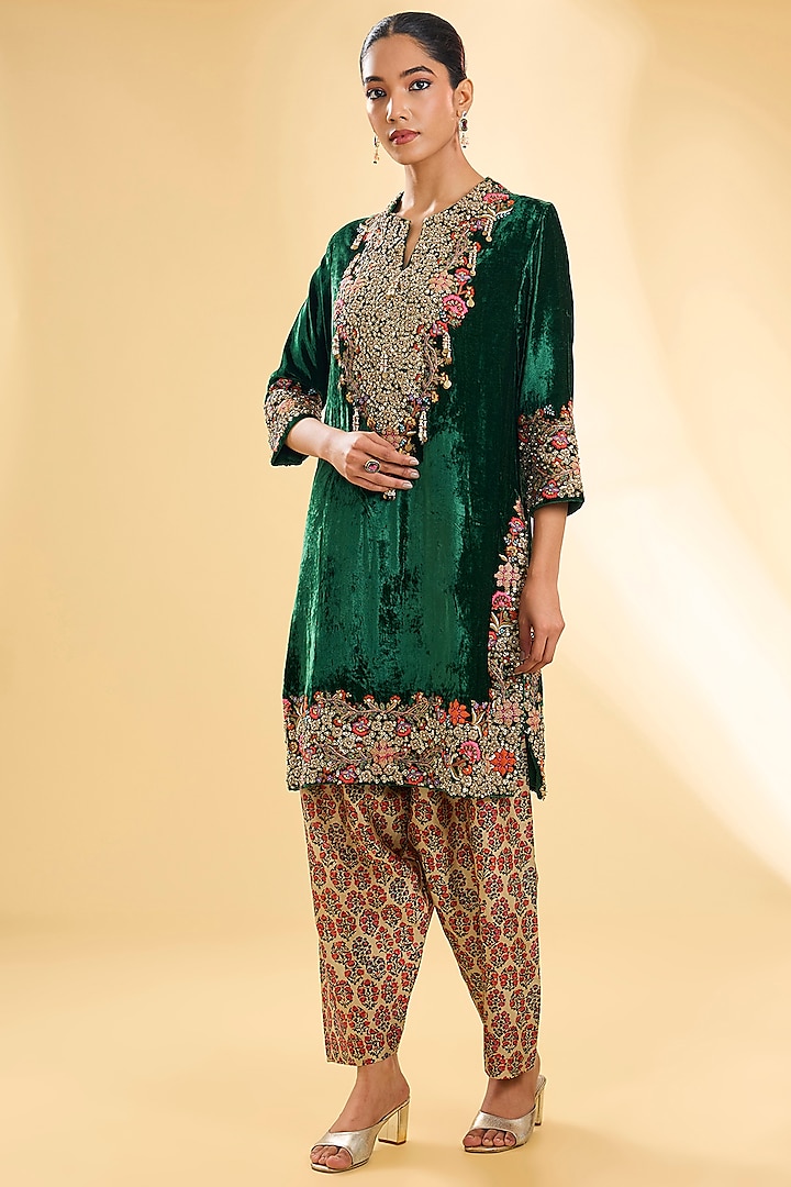 Emerald Green Velvet Hand & Machine Embroidered Kurta Set by Debyani at Pernia's Pop Up Shop