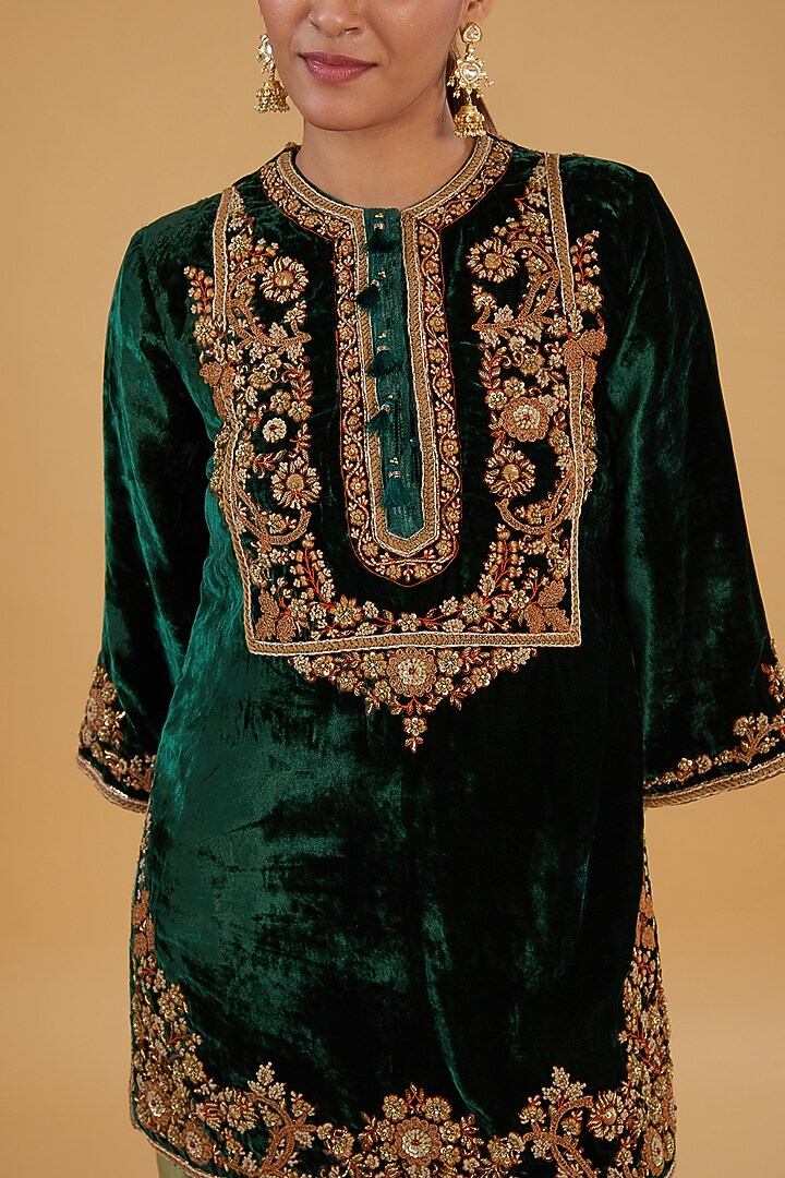 Green Velvet Kurta Set by Debyani at Pernia's Pop Up Shop