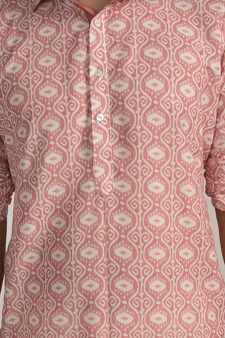 Peach Digital Printed Viscose Kurta by Devanshi Didwania at Pernia's Pop Up Shop