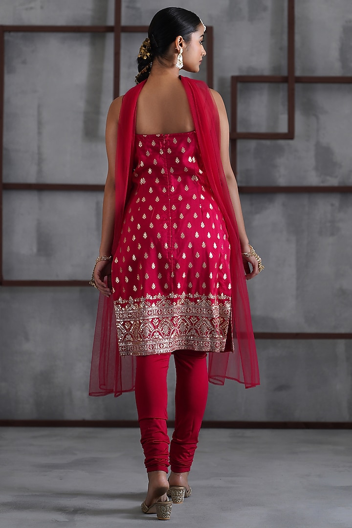 Fuchsia Dola Silk Zari Embroidered Kurta Set by Deepika Chadha at Pernia's Pop Up Shop