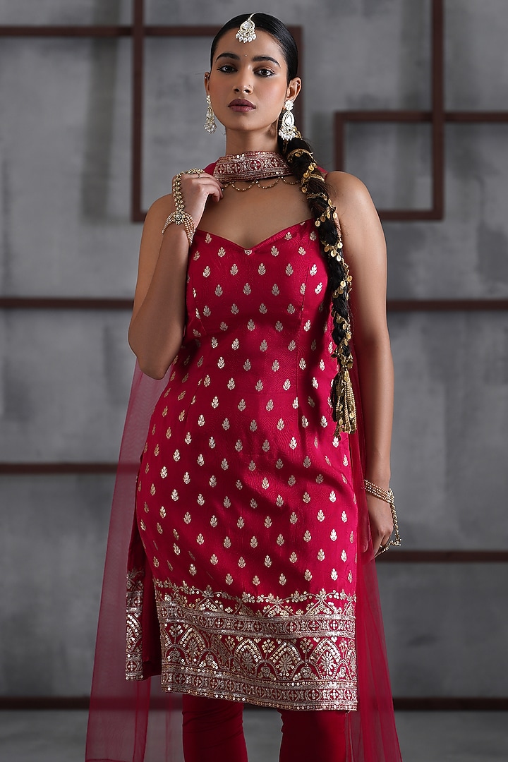 Fuchsia Dola Silk Zari Embroidered Kurta Set by Deepika Chadha at Pernia's Pop Up Shop