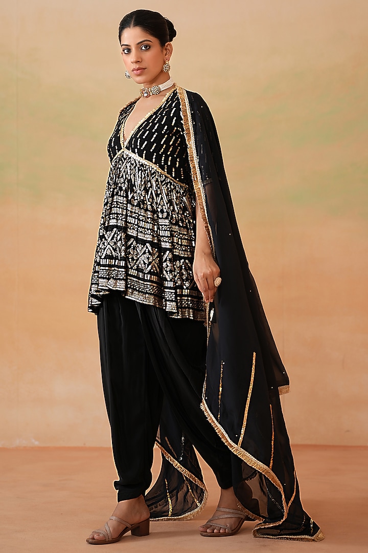 Black Georgette Embroidered Kurta Set by Deepika Chadha at Pernia's Pop Up Shop