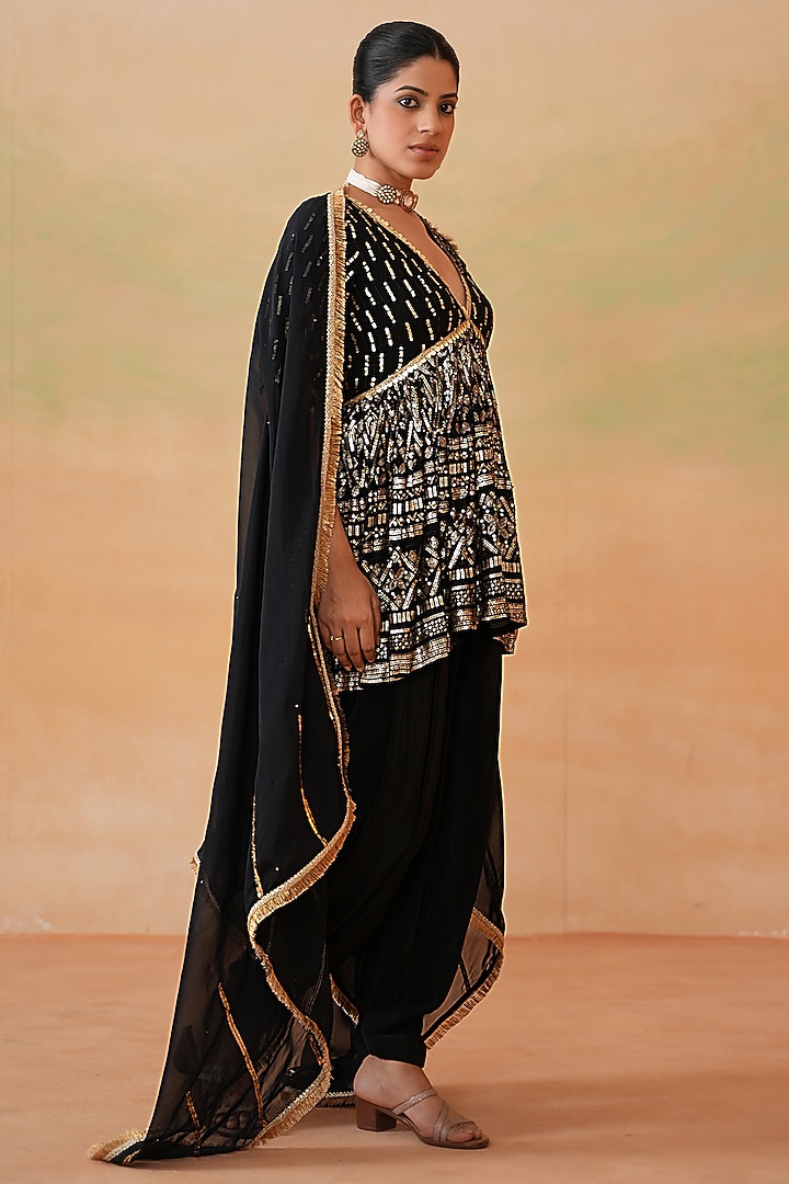 Black Georgette Embroidered Kurta Set by Deepika Chadha at Pernia's Pop Up Shop