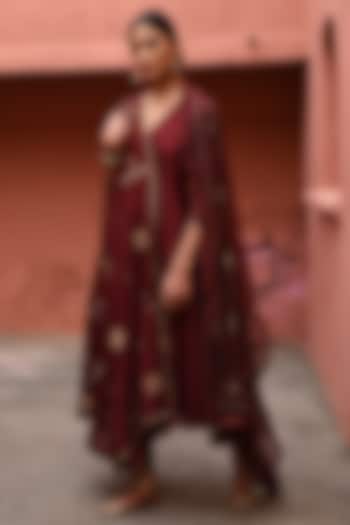 Mahogany Chanderi Hand Embroidered Kurta Set by Deep thee at Pernia's Pop Up Shop