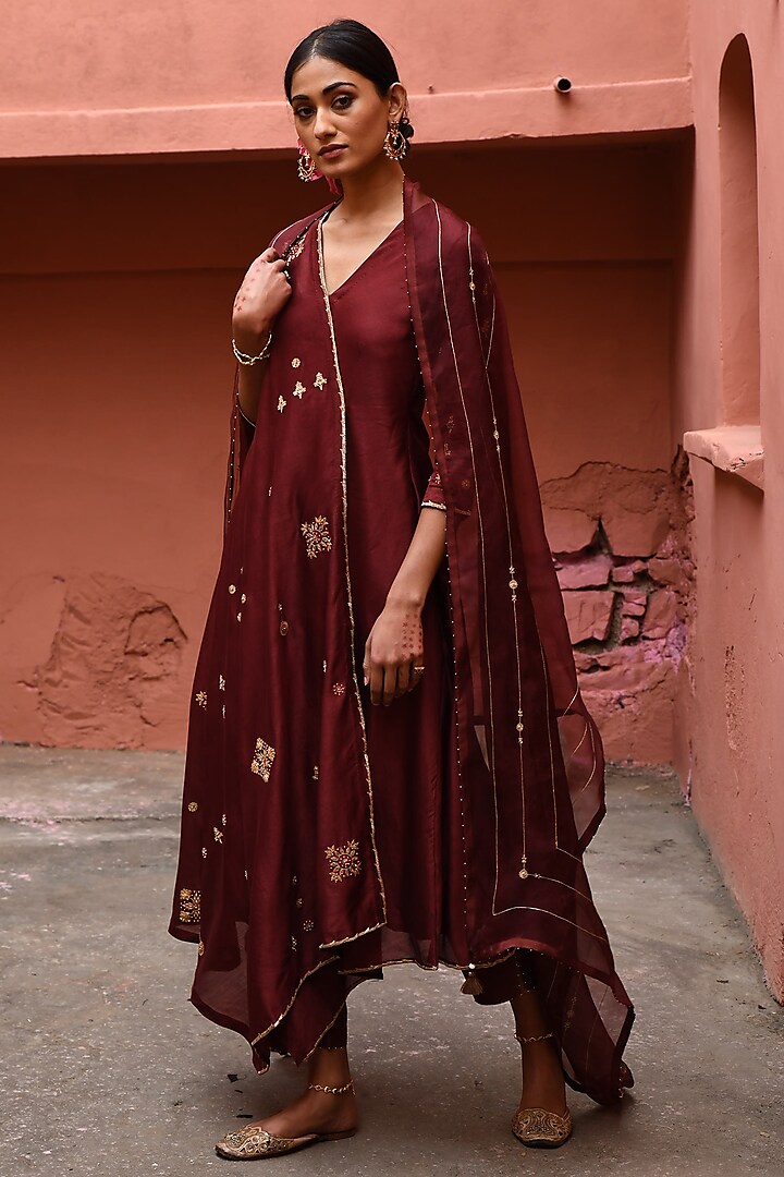 Mahogany Chanderi Hand Embroidered Kurta Set by Deep thee at Pernia's Pop Up Shop