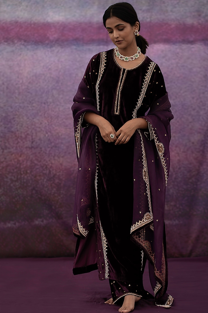 Violet Hand Embroidered Kurta Set by Deep thee at Pernia's Pop Up Shop